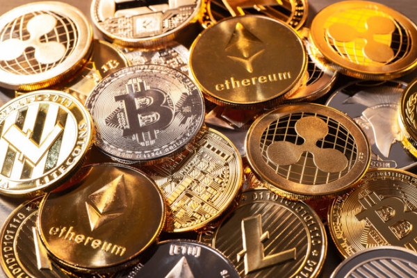 
Биткоин атакуют со всех сторон: инвесторы скупают "монеты со дна"
