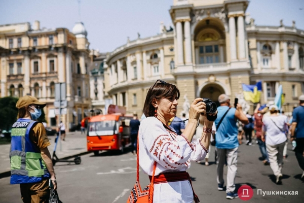 По Одессе прошел Мегамарш в вышиванках: как это было. Фоторепортаж