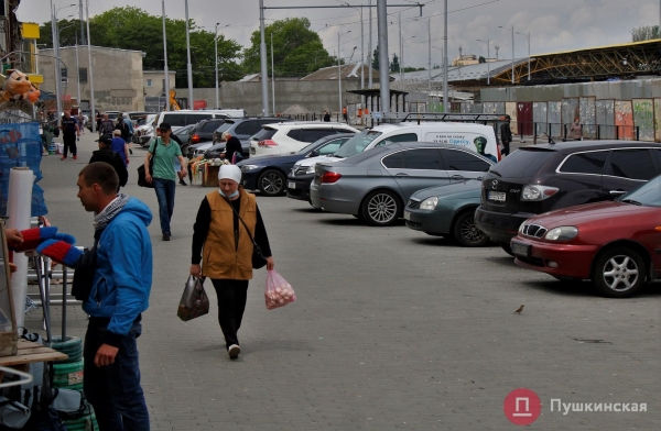 Нормальное решение за свои деньги? В Одессе после дорогущего ремонта тротуар превратился в парковку. Фото