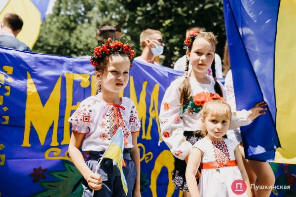 По Одессе прошел Мегамарш в вышиванках: как это было. Фоторепортаж