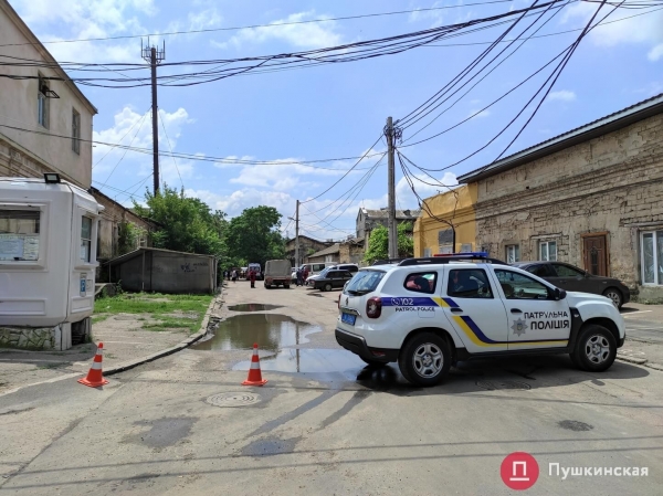 В Одессе обрушилось 2-этажное нежилое здание: пострадали автомобили. Фото