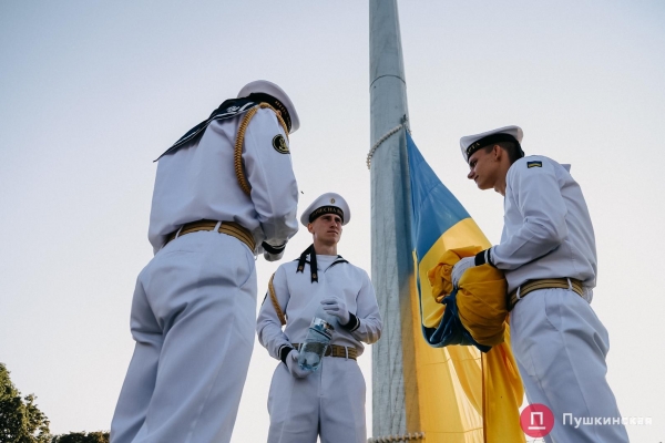 Возле аэропорта Одессы подняли большой флаг Украины: как это было. Фото