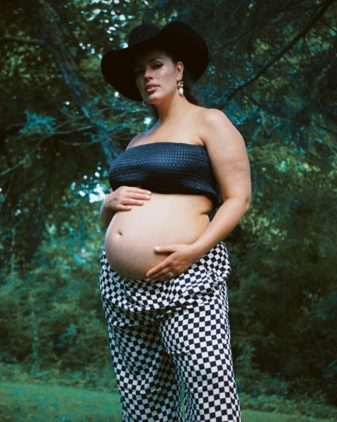 Plus-size модель Эшли Грэм ждет двойню