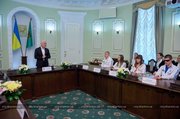 Харьковские власти подарили незрячим паралимпийцам книги и билеты в зоопарк