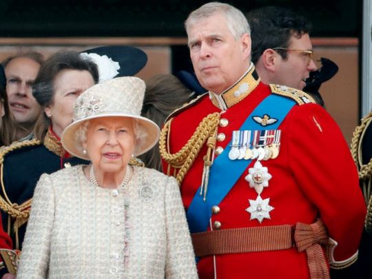 Королева Єлизавета II «витрачає мільйони доларів» на юридичний захист свого сина принца Ендрю, якого звинувачують у зґвалтуванні