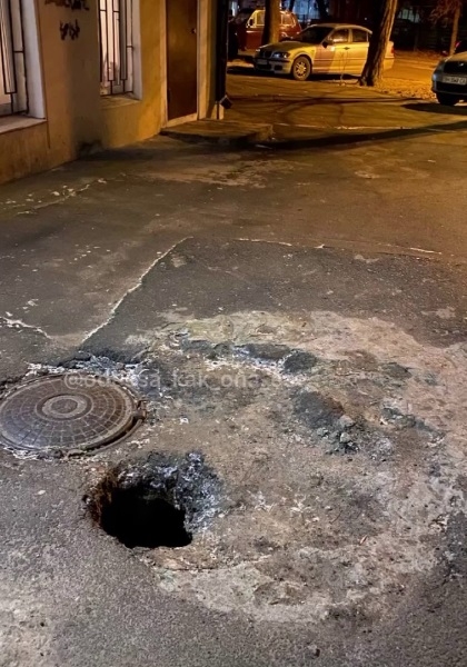 «Очередной портал»: на Успенской образовалась яма-ловушка