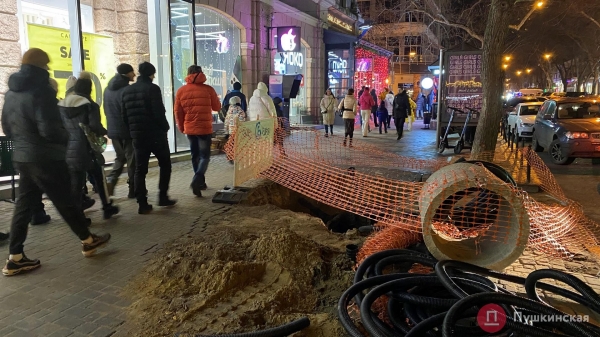 Пешеходную зону в центре Одессы еще не отменили, но по дороге гулять уже опасно: как это выглядит. Фото