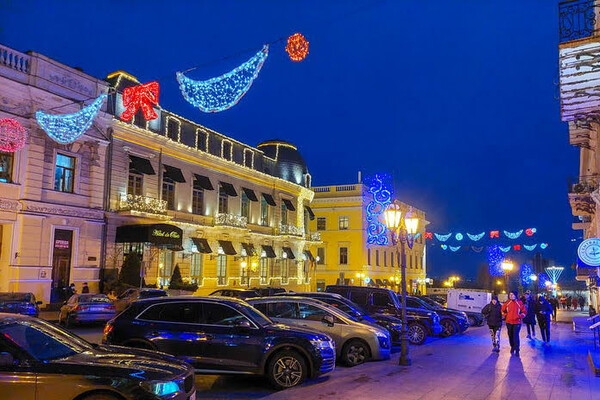 На Приморском бульваре включили новогоднюю иллюминацию