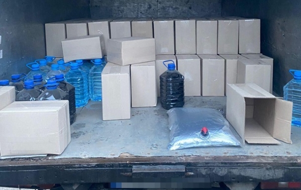 Под Харьковом полиция остановила фургон с 1300 л контрафактного алкоголя
