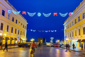 На Приморском бульваре включили новогоднюю иллюминацию