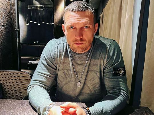 У шапці-вушанці та дірявому халаті: Усик у дивному «прикиді» прилетів підтримати Ломаченка в бою з Коммі