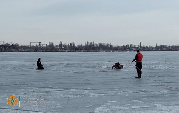 В Днепре водолазы достали из воды утонувшего подростка