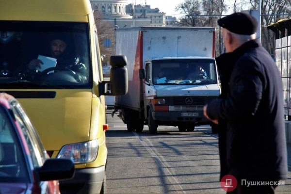 Спустя 20 месяцев Новощепной ряд снова можно проехать насквозь, но с парковкой — проблемы. Фото