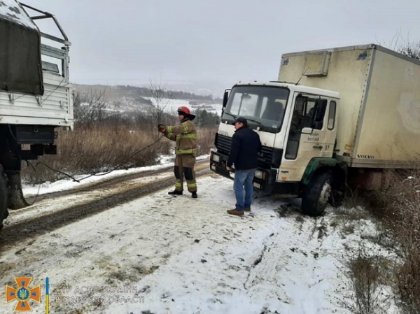 В Одесской области обледенели дороги — в кювет съехали три грузовика и легковушка