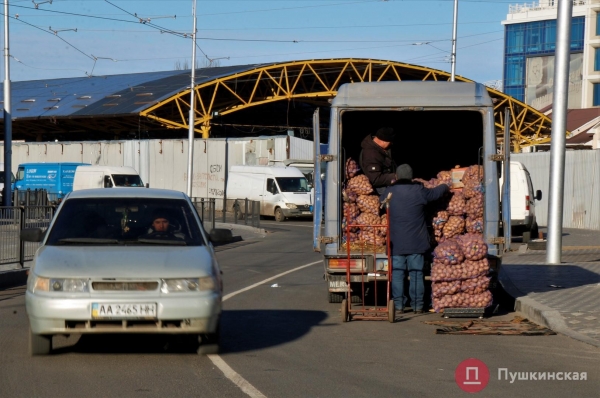 Спустя 20 месяцев Новощепной ряд снова можно проехать насквозь, но с парковкой — проблемы. Фото