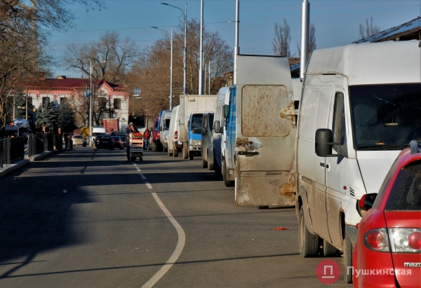 Спустя 20 месяцев Новощепной ряд снова можно проехать насквозь, но с парковкой — проблемы. Фото