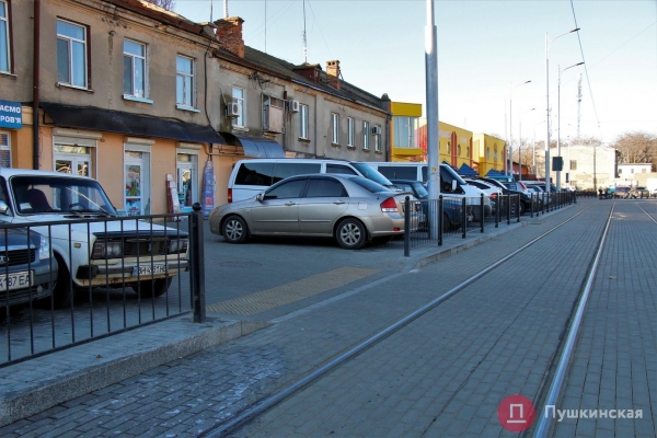 Спустя 20 месяцев Новощепной ряд снова можно проехать насквозь, но с парковкой — проблемы. Фото