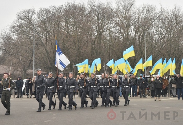 Возле аэропорта Одессы подняли большой флаг Украины