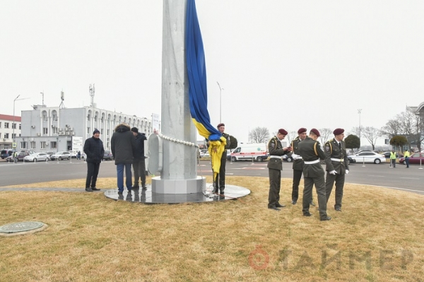 Возле аэропорта Одессы подняли большой флаг Украины