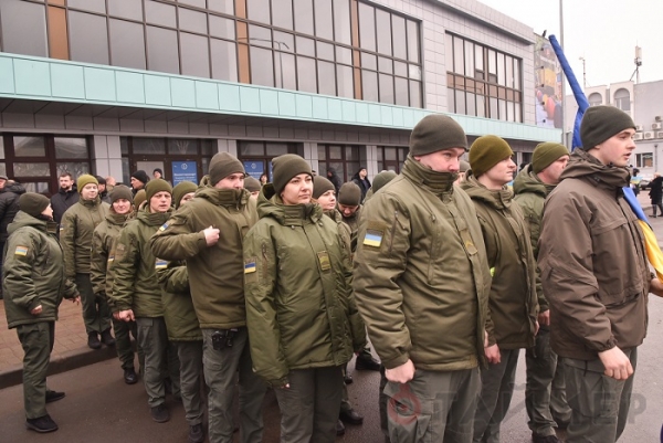 Возле аэропорта Одессы подняли большой флаг Украины