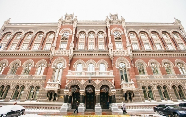 Нацбанк начал скупать дешевеющий доллар