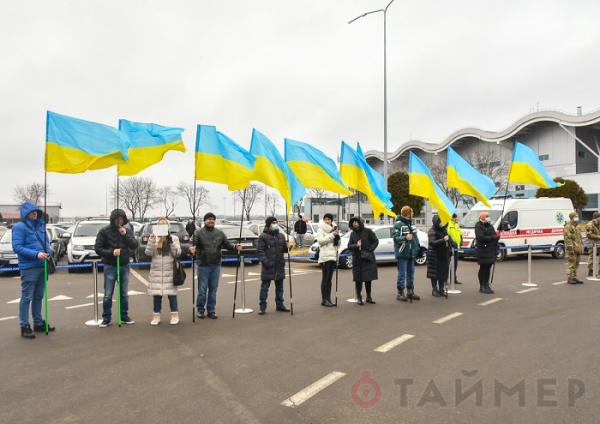 Возле аэропорта Одессы подняли большой флаг Украины