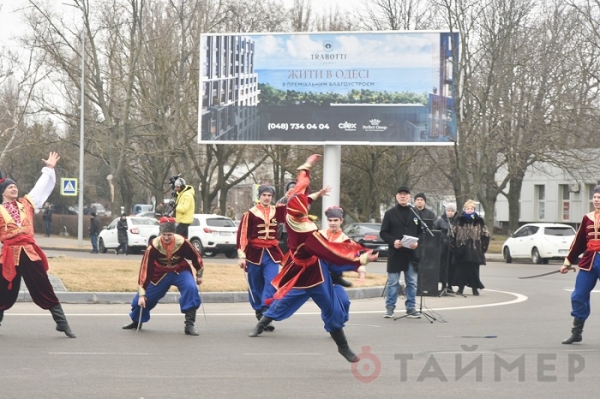 Возле аэропорта Одессы подняли большой флаг Украины