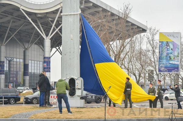 Возле аэропорта Одессы подняли большой флаг Украины