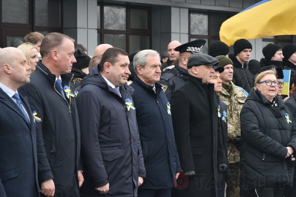 Возле аэропорта Одессы подняли большой флаг Украины