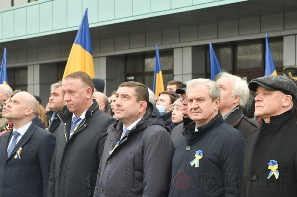 Возле аэропорта Одессы подняли большой флаг Украины