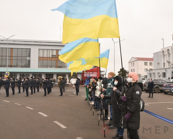 Возле аэропорта Одессы подняли большой флаг Украины