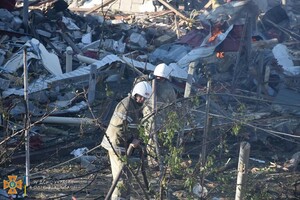 Спасатели показали, как тушили пожары после ракетного удара по Затоке: пострадал один человек