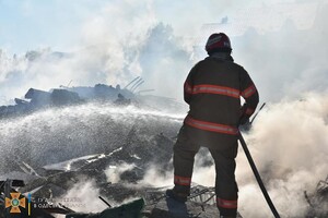 Спасатели показали, как тушили пожары после ракетного удара по Затоке: пострадал один человек