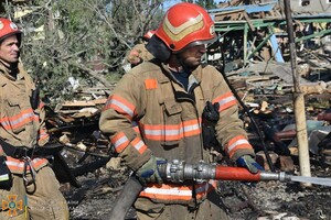 Спасатели показали, как тушили пожары после ракетного удара по Затоке: пострадал один человек