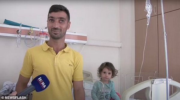 У Туреччині дворічна дівчинка загризла змію, яка її вкусила