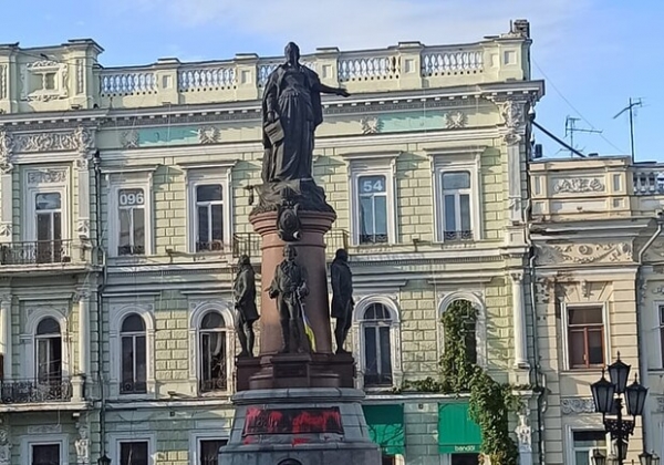 Не успели отмыть: памятник Екатерине || в Одессе снова облили краской