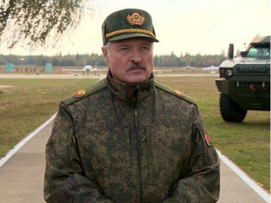 Лукашенко заговорив про воєнний час в білорусі і удар в спину росії