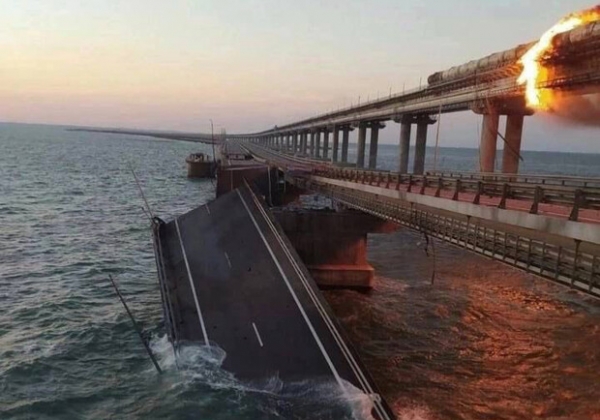 Подрыв Крымского моста: версии, реакция Украины и видео взрыва