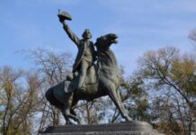 Стало известно, куда перенесут памятник Суворову в Измаиле Одесской области
