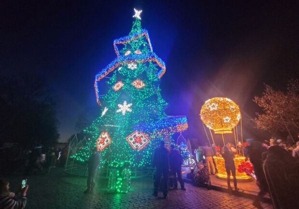 В Одессе на Дерибасовской зажгли главную елку города (фото, видео)