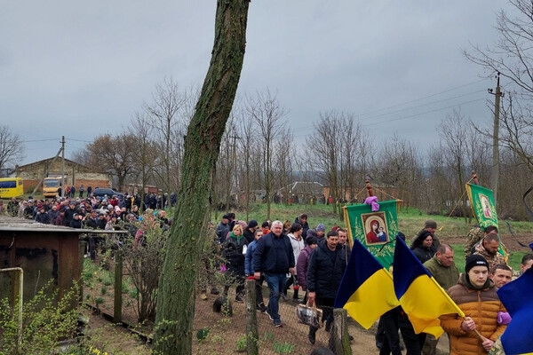 В Одесской области простились с погибшим защитником Романом Леонтьевым