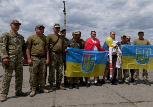Провели 15 месяцев в плену: в Одесскую область вернулись пограничники, защищавшие остров Змеиный (видео)