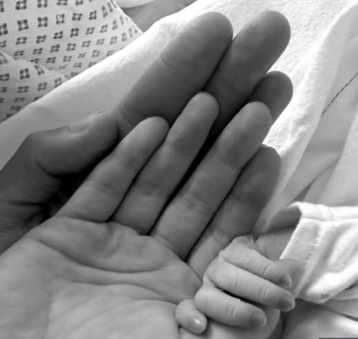 Дівчина футболіста «МЮ», яка звинувачувала його у жорстокому побитті, народила гравцю первістка (фото)
