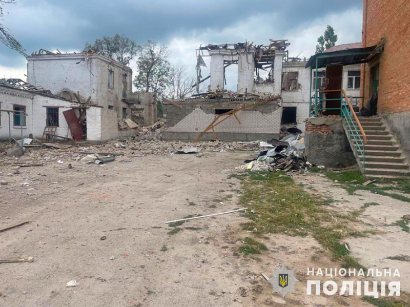 Окупанти скинули авіабомбу на школу в Оріхові під час роздачі гуманітарки: багато жертв (фото, відео)
