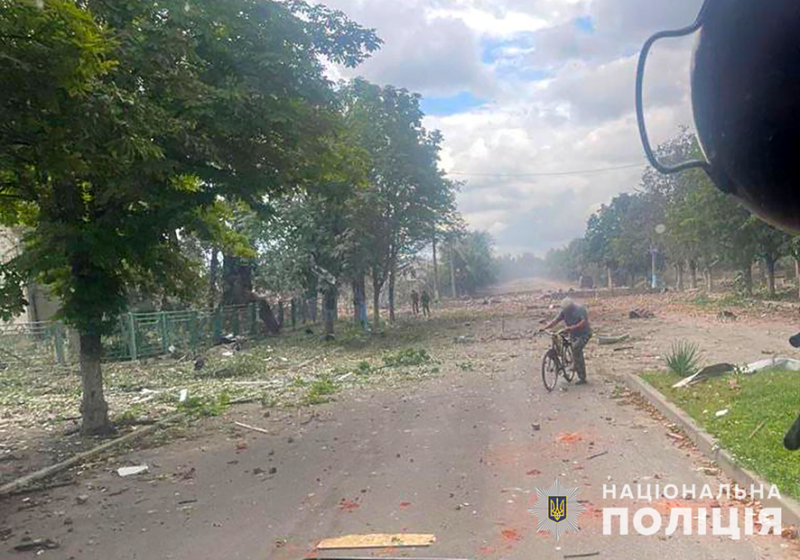 Окупанти скинули авіабомбу на школу в Оріхові під час роздачі гуманітарки: багато жертв (фото, відео)