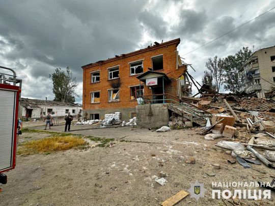 Окупанти скинули авіабомбу на школу в Оріхові під час роздачі гуманітарки: багато жертв (фото, відео)