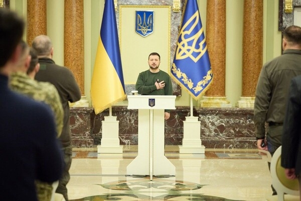 Зеленский наградил одесского коммунальщика, который спасал людей после "прилета"