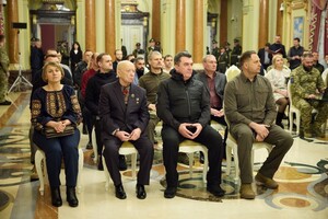Зеленский наградил одесского коммунальщика, который спасал людей после "прилета"
