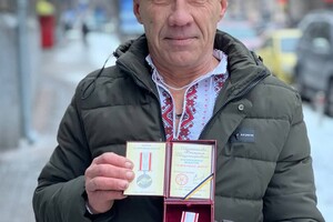 Зеленский наградил одесского коммунальщика, который спасал людей после "прилета"
