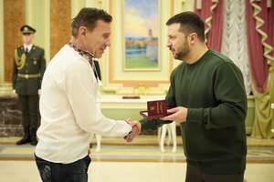 Зеленский наградил одесского коммунальщика, который спасал людей после "прилета"